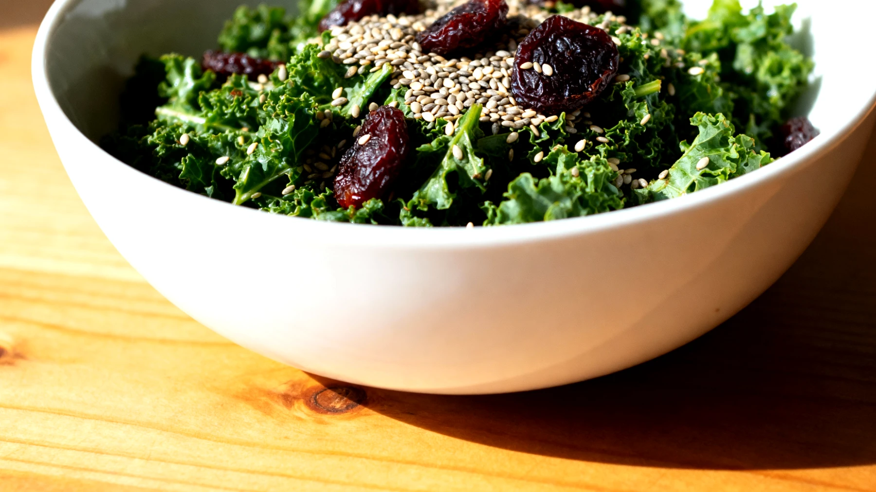 Insalata di cavolo nero massaggiato con semi di canapa e prugne secche"