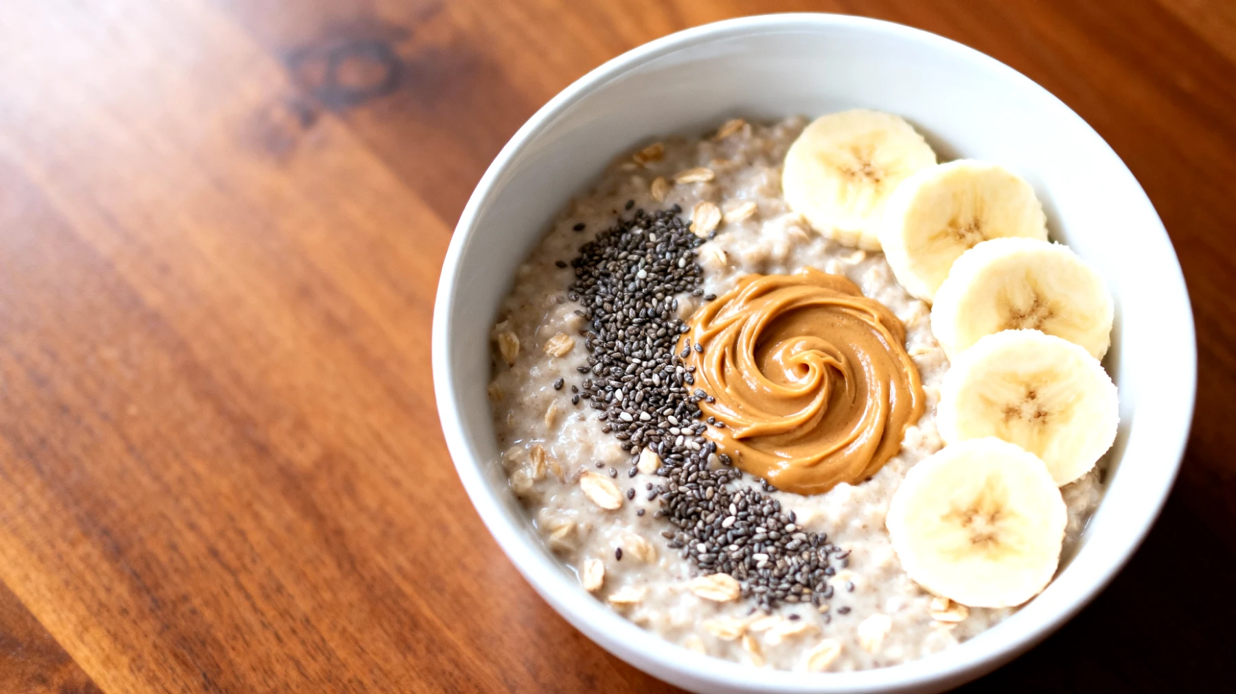 Porridge di avena con semi di chia, pasta di mandorle e banana"