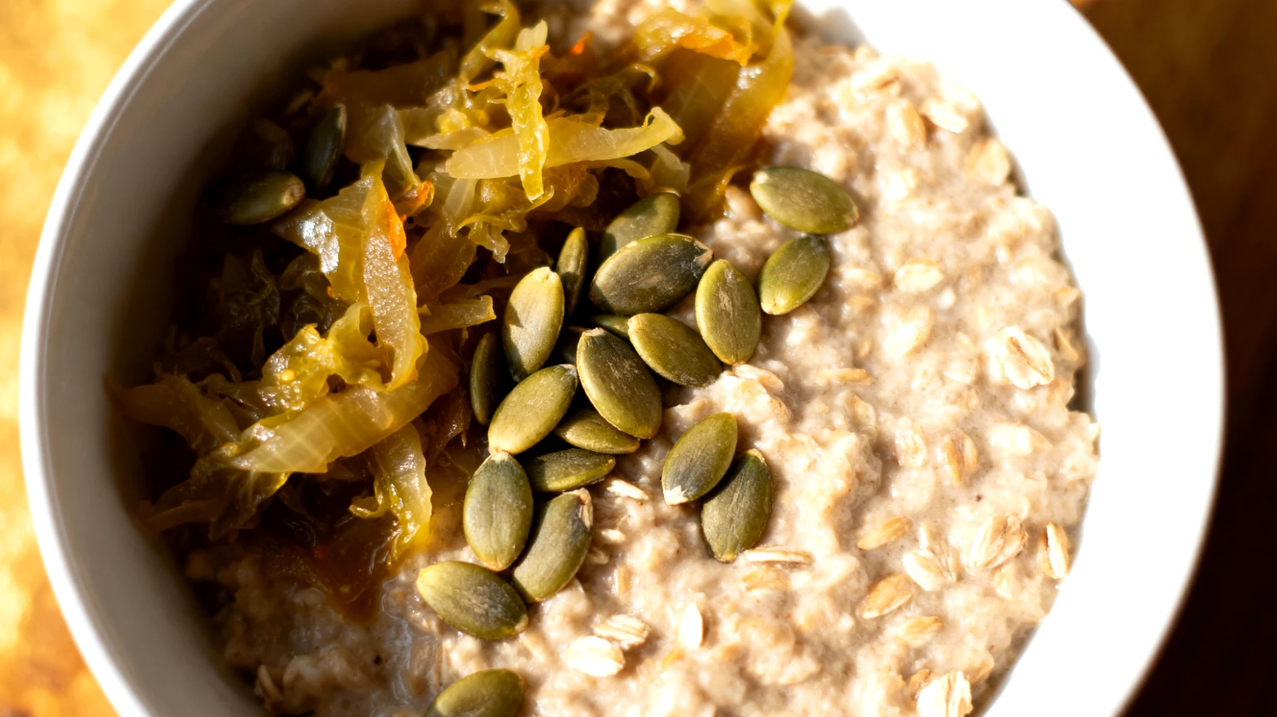 Porridge salato con avena integrale, semi di zucca e verdure fermentate"