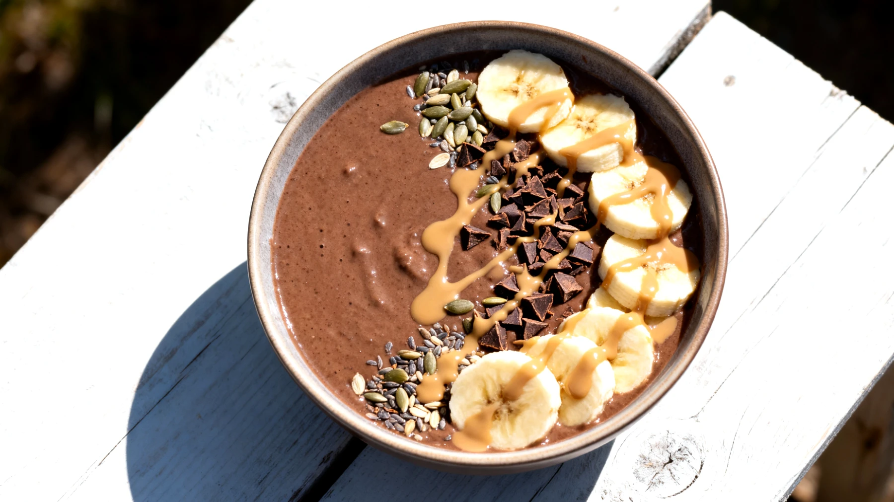 Smoothie bowl al cacao crudo, banana e tahini"