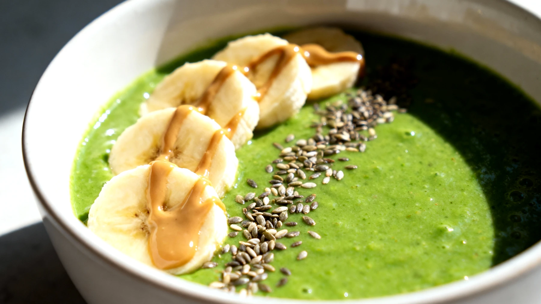 Smoothie bowl con semi di canapa, banana, spirulina e burro di mandorle"
