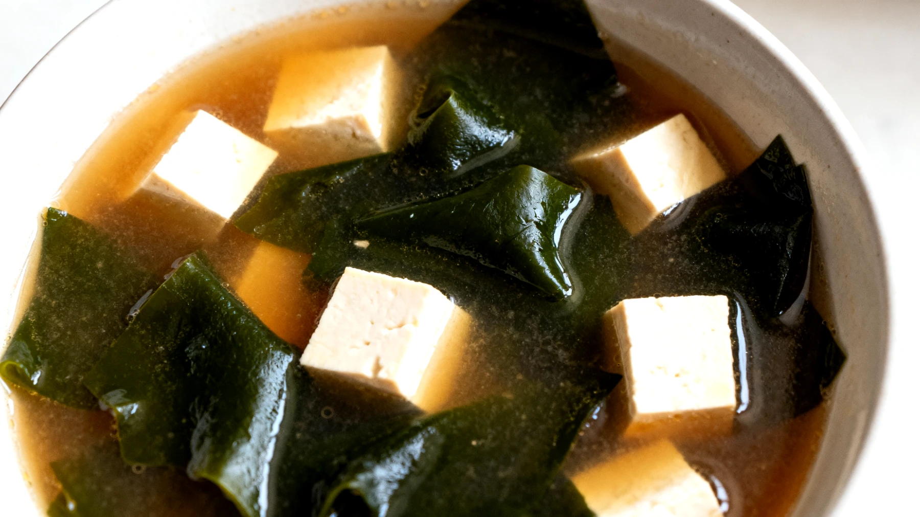 Zuppa di miso con alghe wakame e tofu"